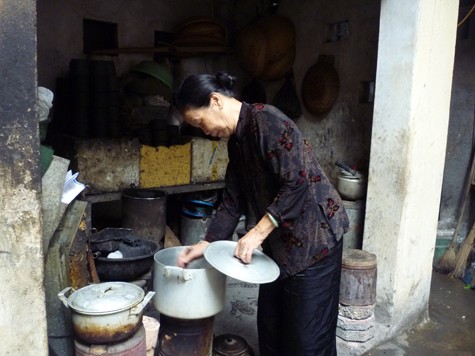 Cuối tuần nào bà Kỷ cũng cặm cụi nấu nướng để đưa cơm ra cho các chiến sỹ công an phường Thụy Khuê (Ảnh Thu Hòe)